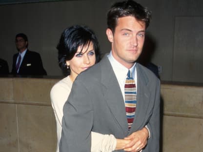 Courteney Cox umarmt Matthew Perry von hinten