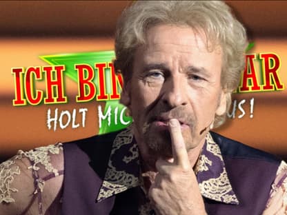 Thomas Gottschalk legt Finger auf die Lippen, im Hintergrund ist das Dschungelcamp-Logo zu erkennen