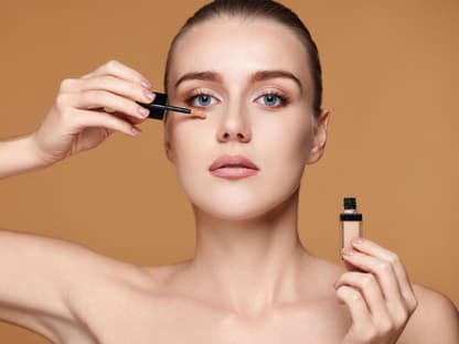 Frau mit dm-Bestseller-Concealer