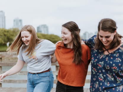 Freundinnen finden - drei junge Frauen lachen zusammen