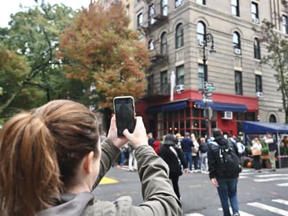 Trauer um "Friends"-Star Matthew Perry - Fans legen Blumen in New York vor "Friends"-Gebäude ab 