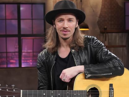 Gil Ofarim posiert mit Gitarre