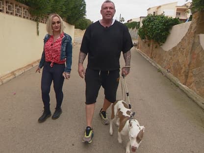 Caro und Andreas Robens bei "Goodbye Deutschland" mit einem Hund