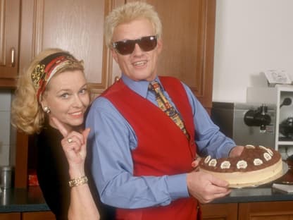 Heino und Hannelore präsentieren ihre Haselnusstorten