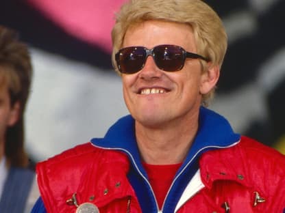 Heino guckt nach oben mit Sonnenbrille und beißt sich auf die Lippe