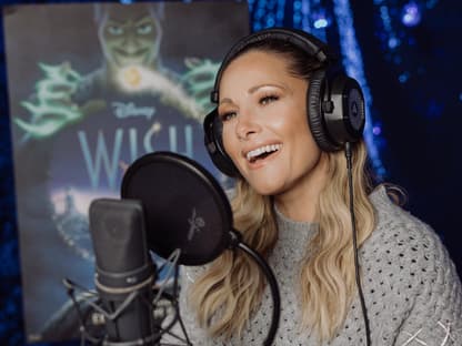 Helene Fischer singt den Titelsong für Disneys "Wish" mit Kopfhörern