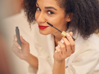 Frau mit Mascara