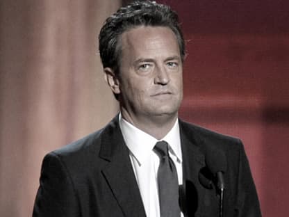 Matthew Perry mit ernstem Gesichtsausdruck