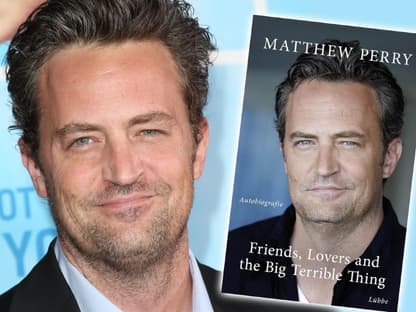 Fotomontage: Matthew Perry lächelt neben Buchcover zu Friends, Covers and the Big Terrible Thing