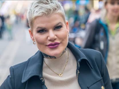 Melanie Müller mit pinkem Lippenstift im Jahr 2022