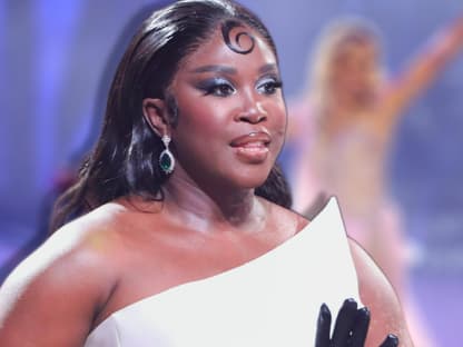 Motsi Mabuse sieht angespannt aus, im Hintergrund ein verschwommenes Bild von Isabel Edvardsson