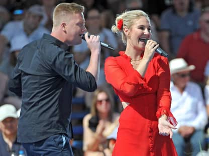 Neonlicht-Auftritt Nadine Ellrich und Julian Fiege beim ZDF-Fernsehgarten