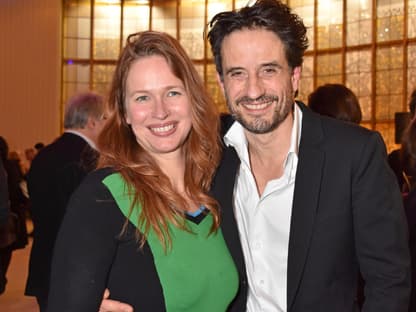 Oliver Mommsen und Nicola Mommsen posieren zusammen bei einer Theater-Premiere im Januar 2020