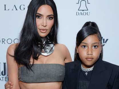 North West legt Arm um Kim Kardashian