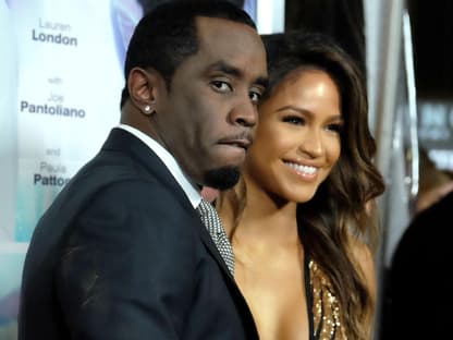 P. Diddy sieht ernst aus, Cassie lächelt neben ihm