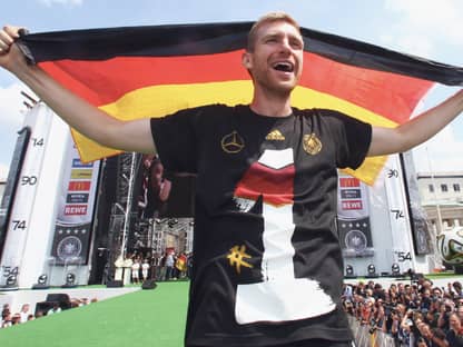 Per Mertesacker nach der gewonnenen Weltmeisterschaft 2014 auf der Fanmeile