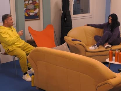 Peter und Iris Klein diskutieren bei "Promi Big Brother" im Wohnzimmer