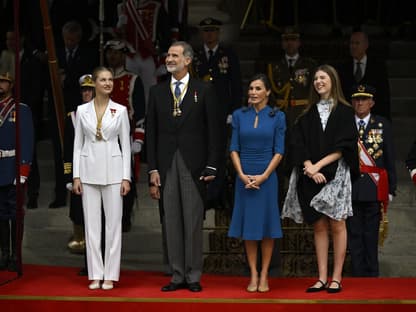 Die Königsfamilie von Spanien glücklich bei der Vereidigung von Leonor.