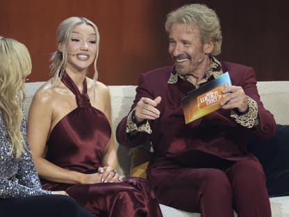 Shirin David mit Helene Fischer neben Thomas Gottschalk bei "Wetten, dass..?"