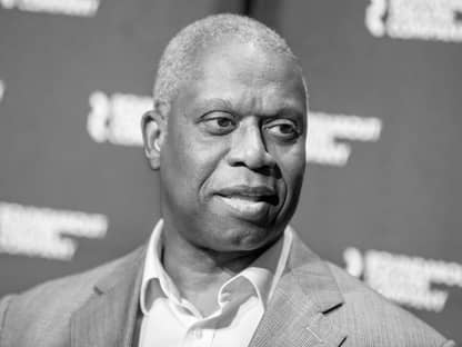 Andre Braugher guckt zur Seite in schwarz-weiß