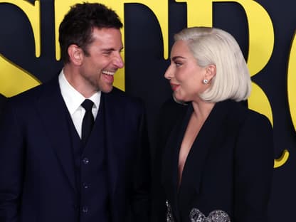 Bradley Cooper und Lady Gaga lächeln sich an