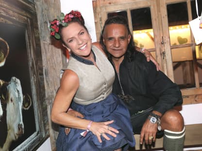 Christine Neubauer und José Campos turteln beim Oktoberfest