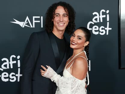 Cole Tucker und Vanessa Hudgens posieren zusammen