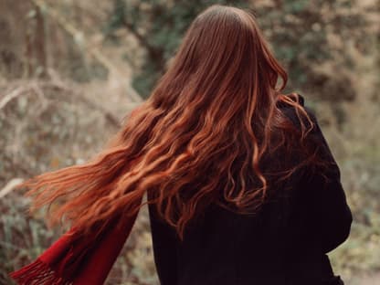 Frau lange Haare