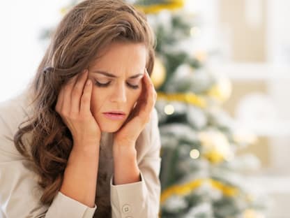 Frau gestresst an Weihnachten