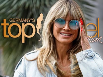 Heidi Klum mit Sonnenbrille vor GNTM-Logo