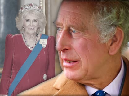 König Charles besorgt - im Hintergrund Königin Camilla lächelnd