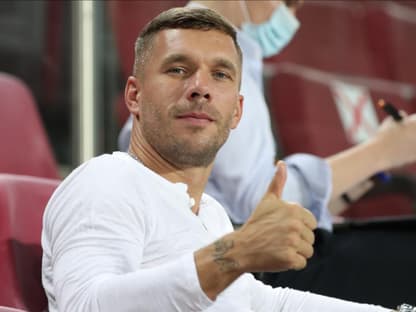 Lukas Podolski gibt einen Daumen nach oben. 