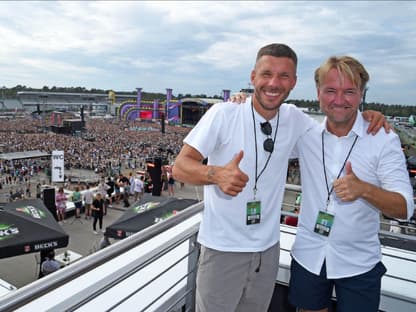 Lukas Podolski und Markus Krampe auf dem "Glücksgefühle"-Festival, 2023. 