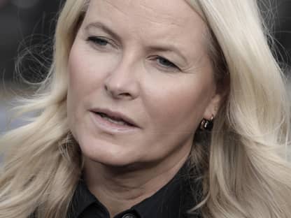 Prinzessin Mette-Marit von Norwegen guckt traurig und hat den Mund leicht geöffnet