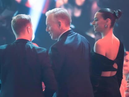 Oliver Pocher und Amira Pocher stehen neben Johannes B. Kerner bei der "Ein Herz für Kinder"-Gala 2023