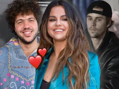 Selena Gomez und Benny Blanco lächeln glücklich, zwischen ihnen schweben Herzen, im Hintergrund ist ein trauriger Justin Bieber