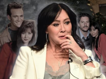 Shannen Doherty sieht nachdenklich aus, im Hintergrund sind Bilder von ihr mit Luke Perry und Kurt Iswarienko