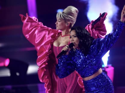 Shirin David und Joy Esquivias performen "Atemlos" beim "The Voice of Germany"-Finale 2023