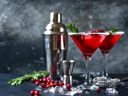 zwei Gläser mit weihnachtlichem Snow Globe Cocktail