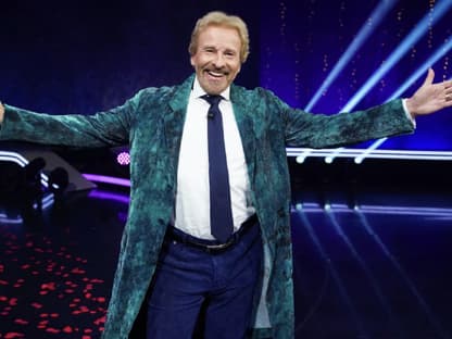 Thomas Gottschalk breitet die Hände aus strahlt