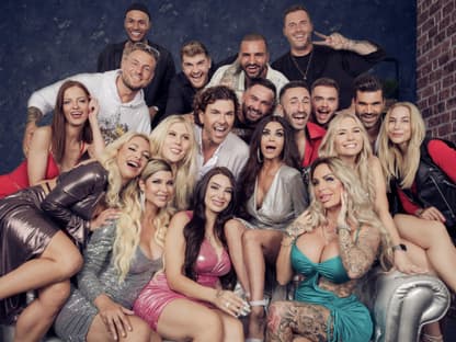 B:Real-Cast mit Eric, Jona, Flocke, Diogo, Sasa, Xenia, Sanja, Arielle, Ismet, Chris, Fabio, Nico, Marlisa, Mike, Michelle, Sanja, Micaela, Nathalie, Kader, Gina-Lisa