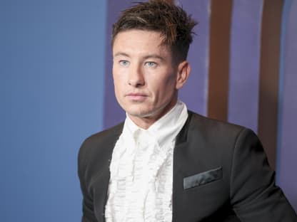 Barry Keoghan vor blauem Hintergrund