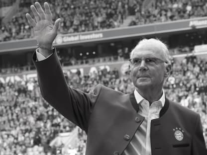 Franz Beckenbauer winkt Publikum im Stadion zu