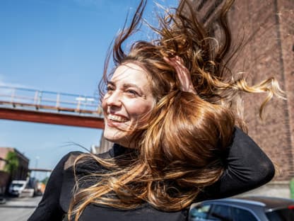 Frau mit glänzendem Haar