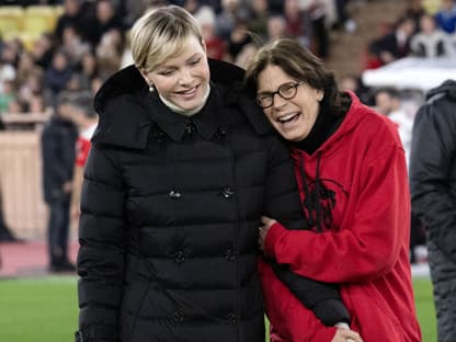 Fürstin Charlène und ihre Schwägerin Stéphanie laufen Hand in Hand. 