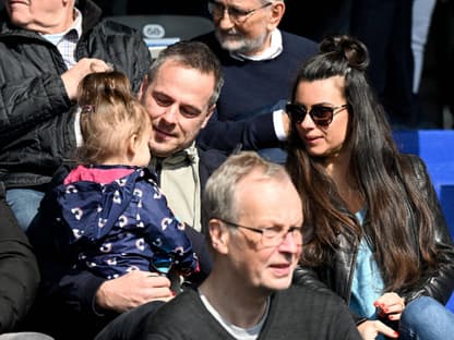 Kay Bernstein mit seiner Freundin und seiner Tochter auf der Tribüne