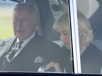 König Charles und Königin Camilla zusammen im Auto