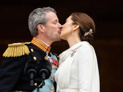 König Frederik und König Mary küssen sich auf dem Balkon von Schloss Christiansborg am 14. Januar 2024. 