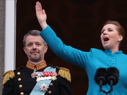 König Frederik X. und die dänische premierministerin Mette Frederiksen auf dem Balkon von Schloss Christiansborg. 