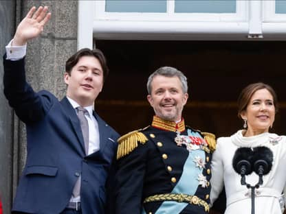 Prinz Christian und seine Eltern König Frederik und Königin Mary nach dem Thronwechsel auf Schloss Christiansborg. 